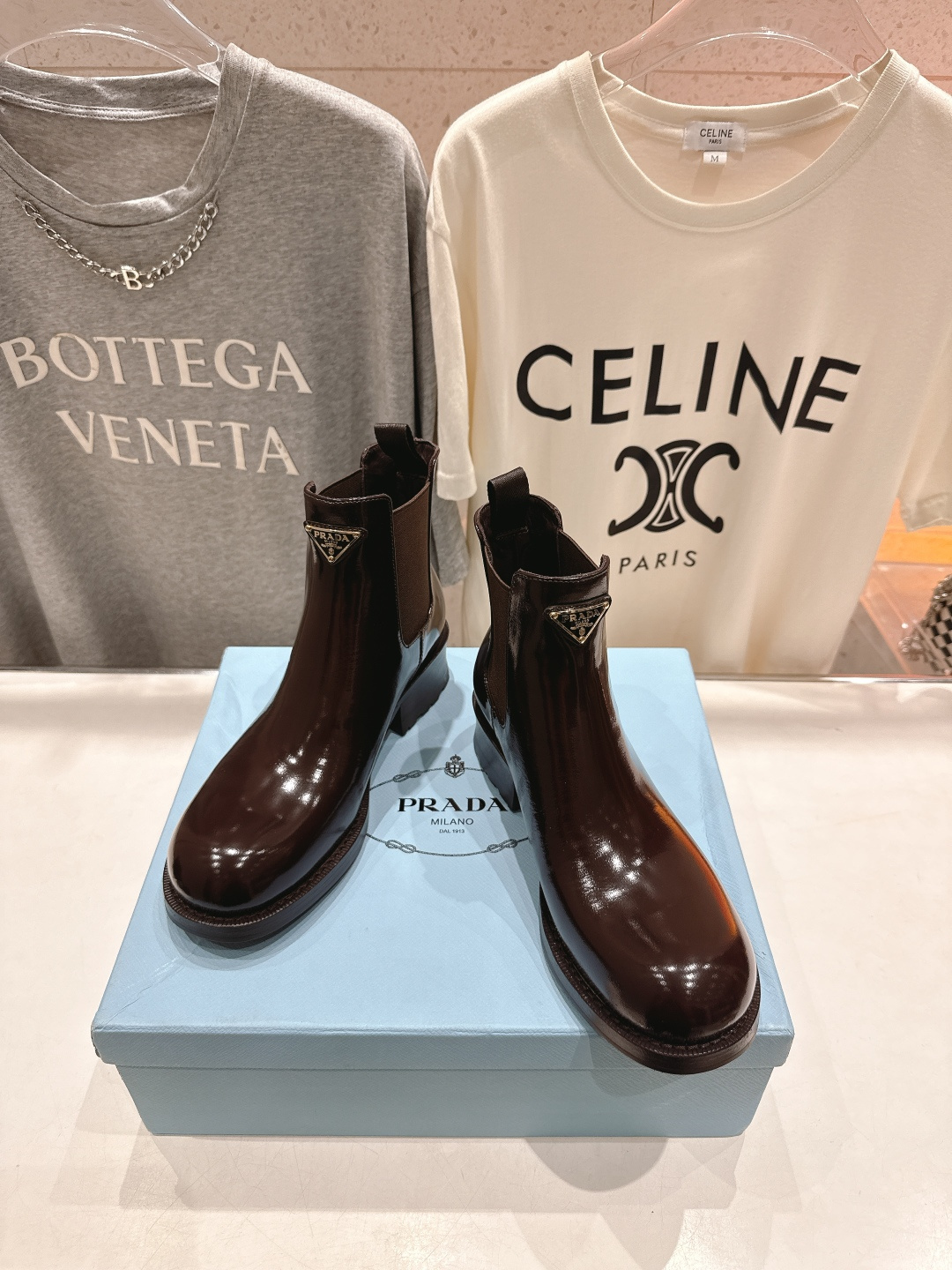 高版本出厂 prada/普拉达F025 2025ss最新三角扣厚底短靴马丁靴，非常耐看的一款走秀款小短靴