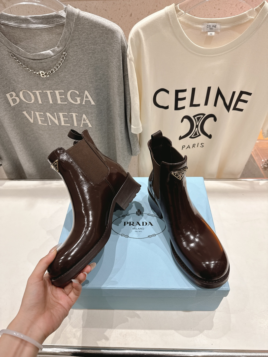 高版本出厂 prada/普拉达F025 2025ss最新三角扣厚底短靴马丁靴，非常耐看的一款走秀款小短靴