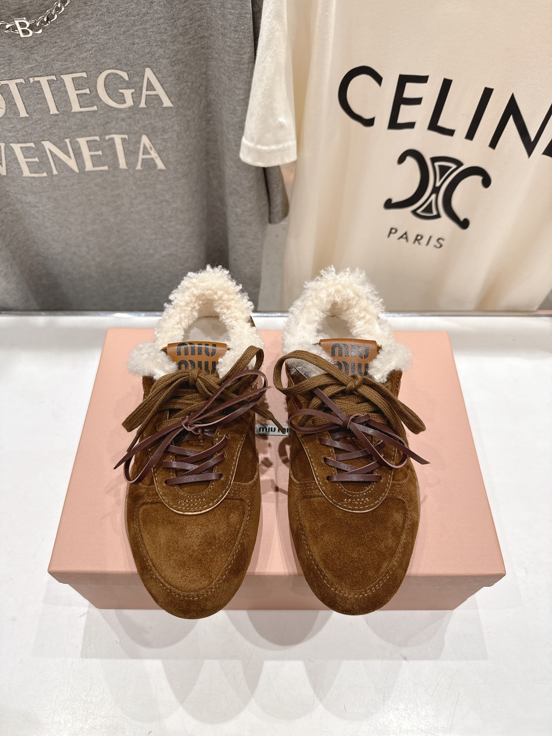 NO:561702,High version Maoli MiuMiu/Miu Miu F022 2025ss autumn and winter catwalk new lace-up moral training shoes casual sports shoes This lace-up casual sports shoes ~ a must-have for daily wear!  It’s a perfect piece that looks great on the feet, is comfortable, classic and versatile!  The fabric is imported and customized suede, the lining is imported wool, the outsole is original molded rubber outsole, the size is 35-39 (customized for 40, non-refundable), casual shoes/sports shoes, miumiu, sneakers19860909高版本 毛里  MiuMiu/缪缪F022 2025ss秋冬走秀新款系带德训鞋休闲运动鞋 这款系带休闲运动鞋～日常穿着必选！上脚超级好看舒适经典百搭的绝绝子单品！ 面料进口订制反绒皮 内里进口羊毛 大底原版开模橡胶大底 码数35-39（40订做不退换）,休闲鞋/运动鞋,miumiu,sneakers,Women's Shoes