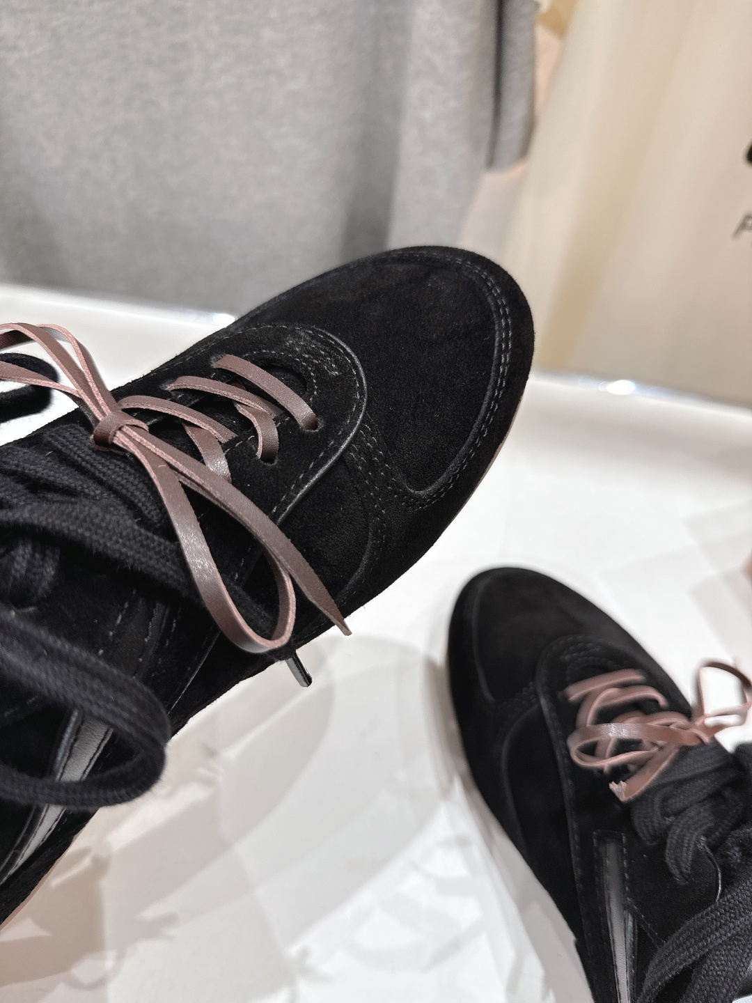 高版本出厂 MiuMiu/缪缪F022 2025ss秋冬走秀新款系带德训鞋休闲运动鞋 这款系带休闲运动鞋