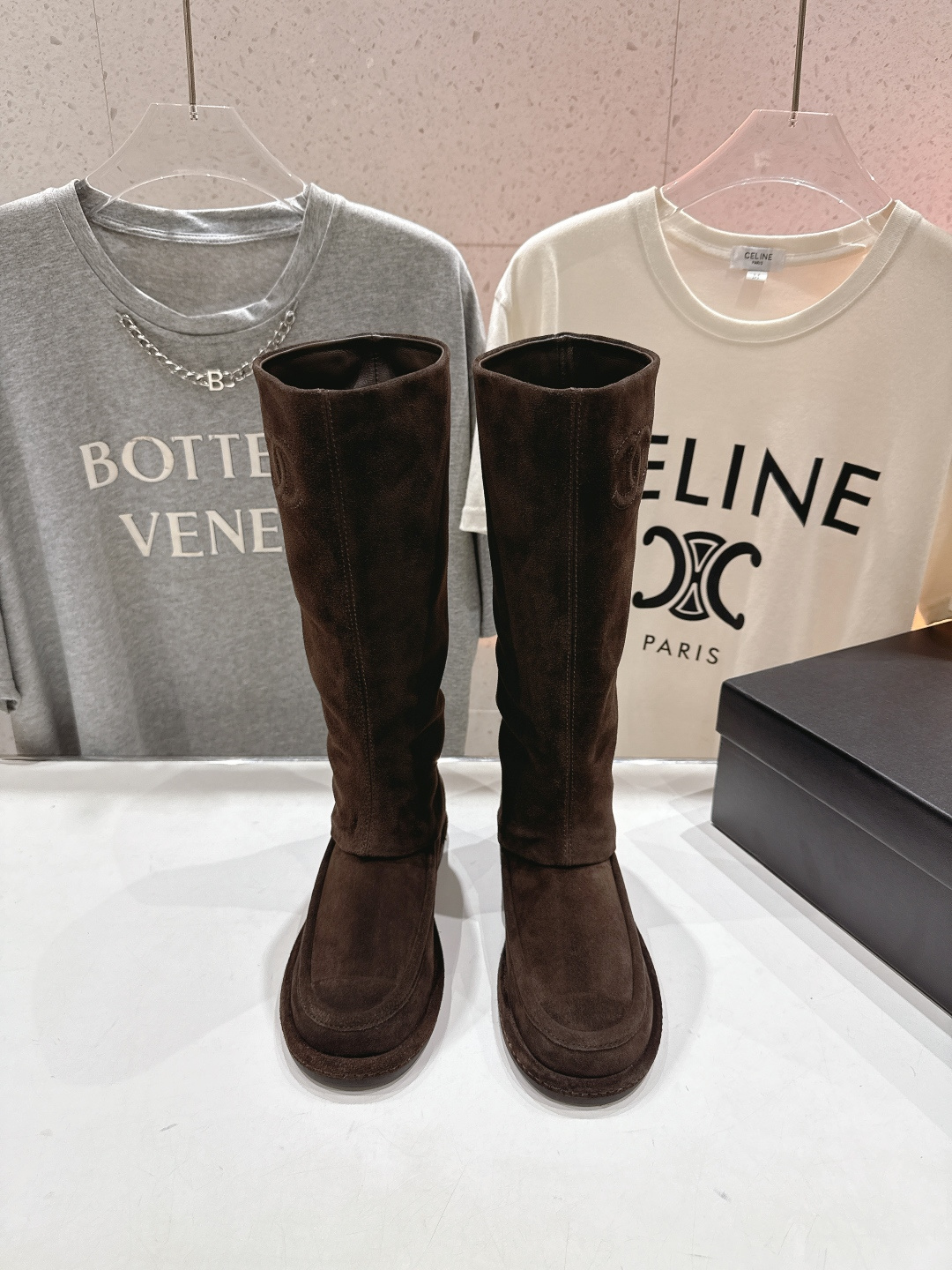 NO:561717,High version Chanel... fw25ssnew F028 Xiaoxiang 2025 autumn and winter new long boots Martin boots, original disassembly and accurate copy, top quality!  Super cool, the shoe shape is three-dimensional and handsome, and the stitching and details are exquisite and perfect!  The upper is made of top-grade high-mercerized cowhide suede and is lined with sheepskin. It is unimaginably soft and the boot has no sense of restraint!  Original outsole, high-end and high-end!  A piece that combines handsome looks with high comfort!  Exclusive top version, size 35-40 (40 customized), boots, chanel, boots, sheepskin19860909高版本 Chanel… fw25ssnew F028小香2025秋冬新款长靴马丁靴,原版拆卸精准拷贝,顶级精品！超飒呀 鞋型立体帅气,车线和细节精致完美！ 鞋面甄选顶级高丝光牛反绒鞋面,羊皮内里,柔软得无法想象,靴筒毫无束缚感！ 原版大底,高端上档次！ 兼具帅气外观和超高舒适度的单品！ 独家顶级版本 码数35-40（40订做）,靴子,chanel,boots,sheepskin,Women's Shoes