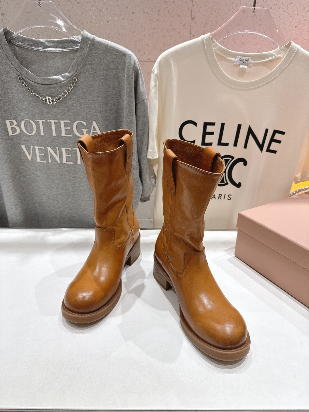 高版本出厂 MiuMiu/缪缪F022 25ss秋冬走秀款西部系列·复古做旧堆堆靴机车靴马丁靴今年最值得