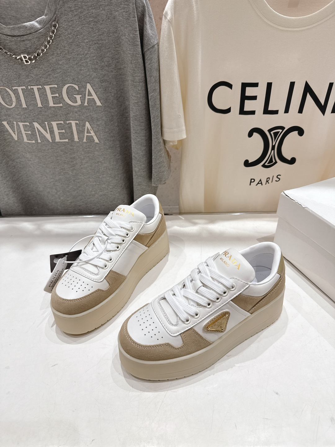 高版本出厂 prada/普拉达 F029 25ss新款系带厚底小白鞋休闲运动鞋这款运动鞋延续经久不衰的轮