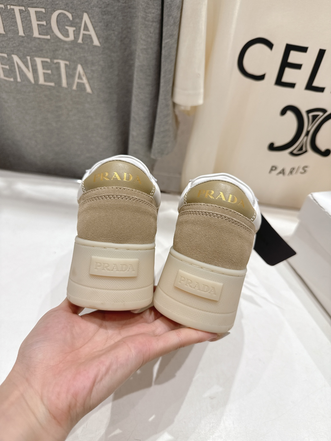 高版本出厂 prada/普拉达 F029 25ss新款系带厚底小白鞋休闲运动鞋这款运动鞋延续经久不衰的轮