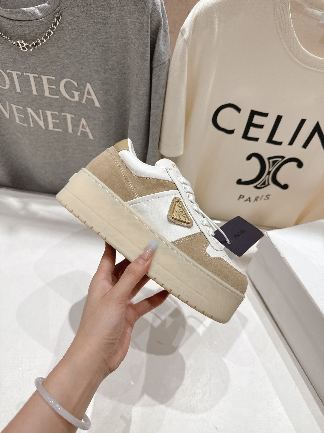 高版本出厂 prada/普拉达 F029 25ss新款系带厚底小白鞋休闲运动鞋这款运动鞋延续经久不衰的轮