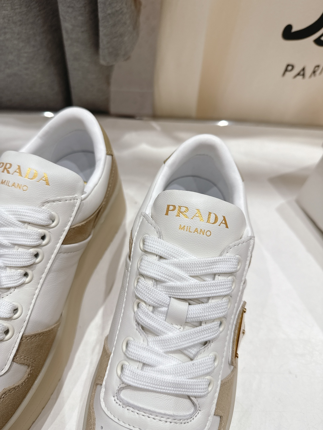 高版本出厂 prada/普拉达 F029 25ss新款系带厚底小白鞋休闲运动鞋这款运动鞋延续经久不衰的轮