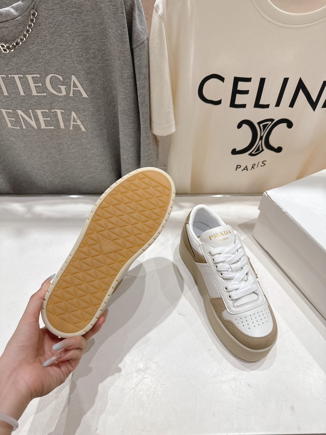 高版本出厂 prada/普拉达 F029 25ss新款系带厚底小白鞋休闲运动鞋这款运动鞋延续经久不衰的轮