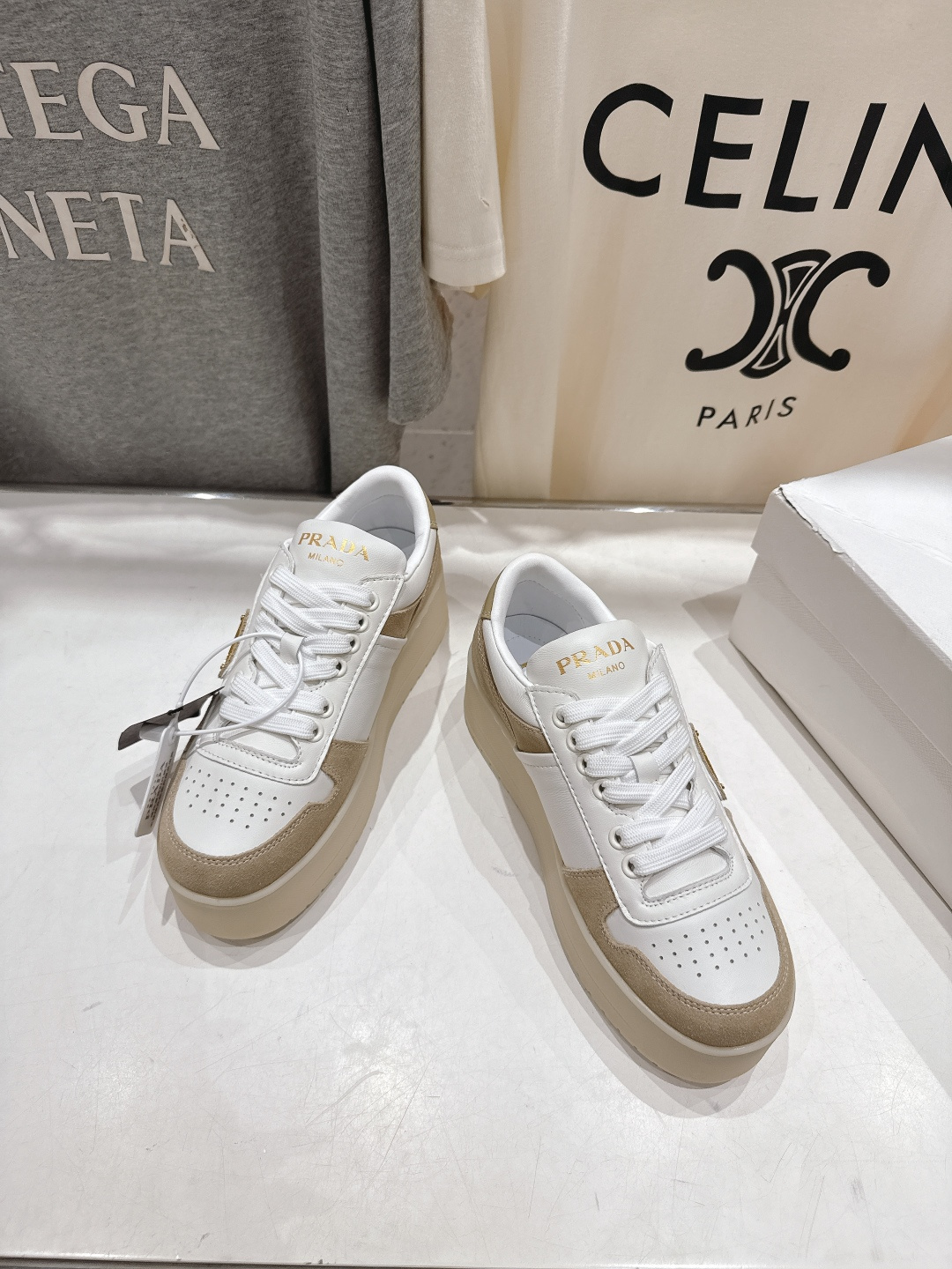 高版本出厂 prada/普拉达 F029 25ss新款系带厚底小白鞋休闲运动鞋这款运动鞋延续经久不衰的轮