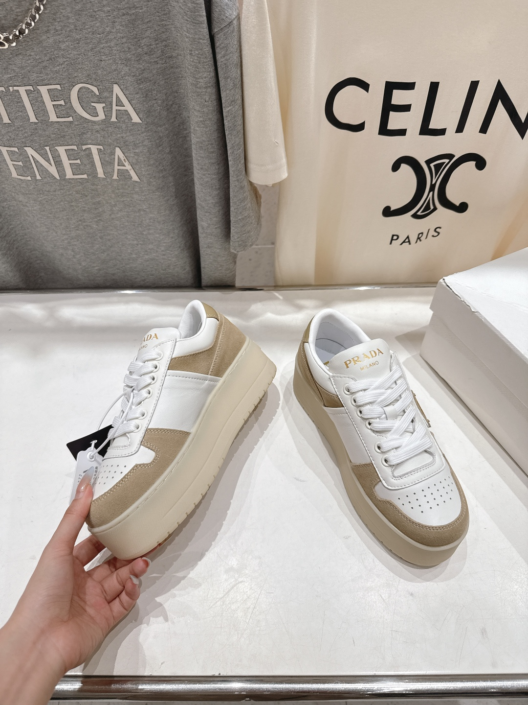 高版本出厂 prada/普拉达 F029 25ss新款系带厚底小白鞋休闲运动鞋这款运动鞋延续经久不衰的轮