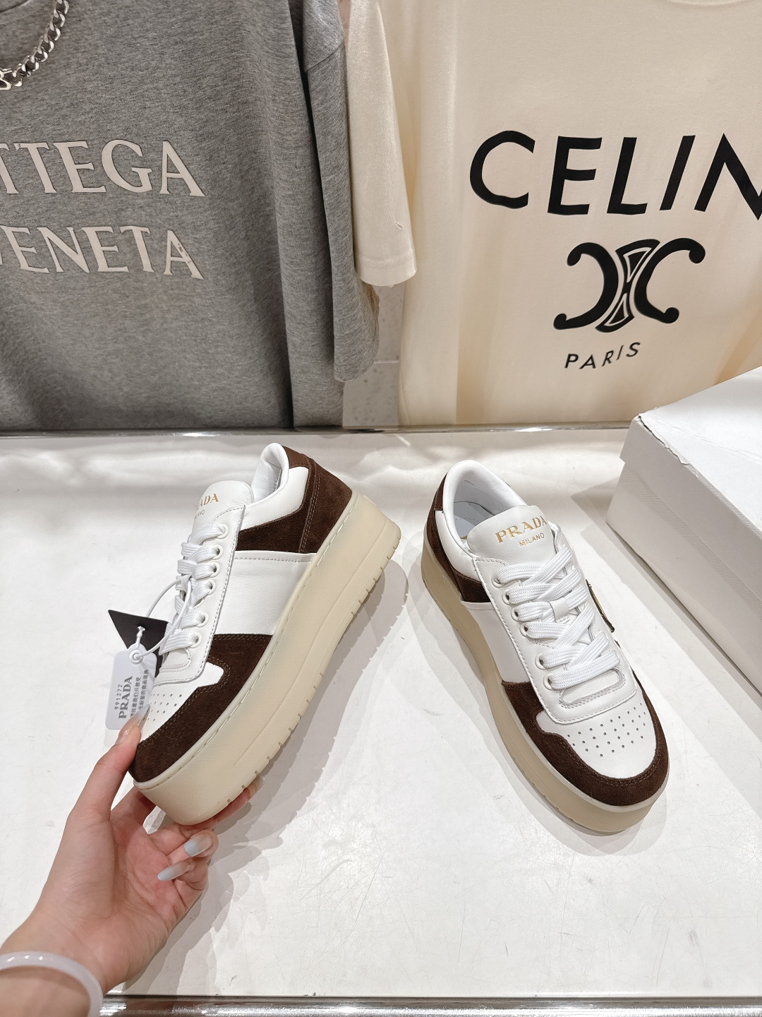 高版本出厂 prada/普拉达 F029 25ss新款系带厚底小白鞋休闲运动鞋这款运动鞋延续经久不衰的轮