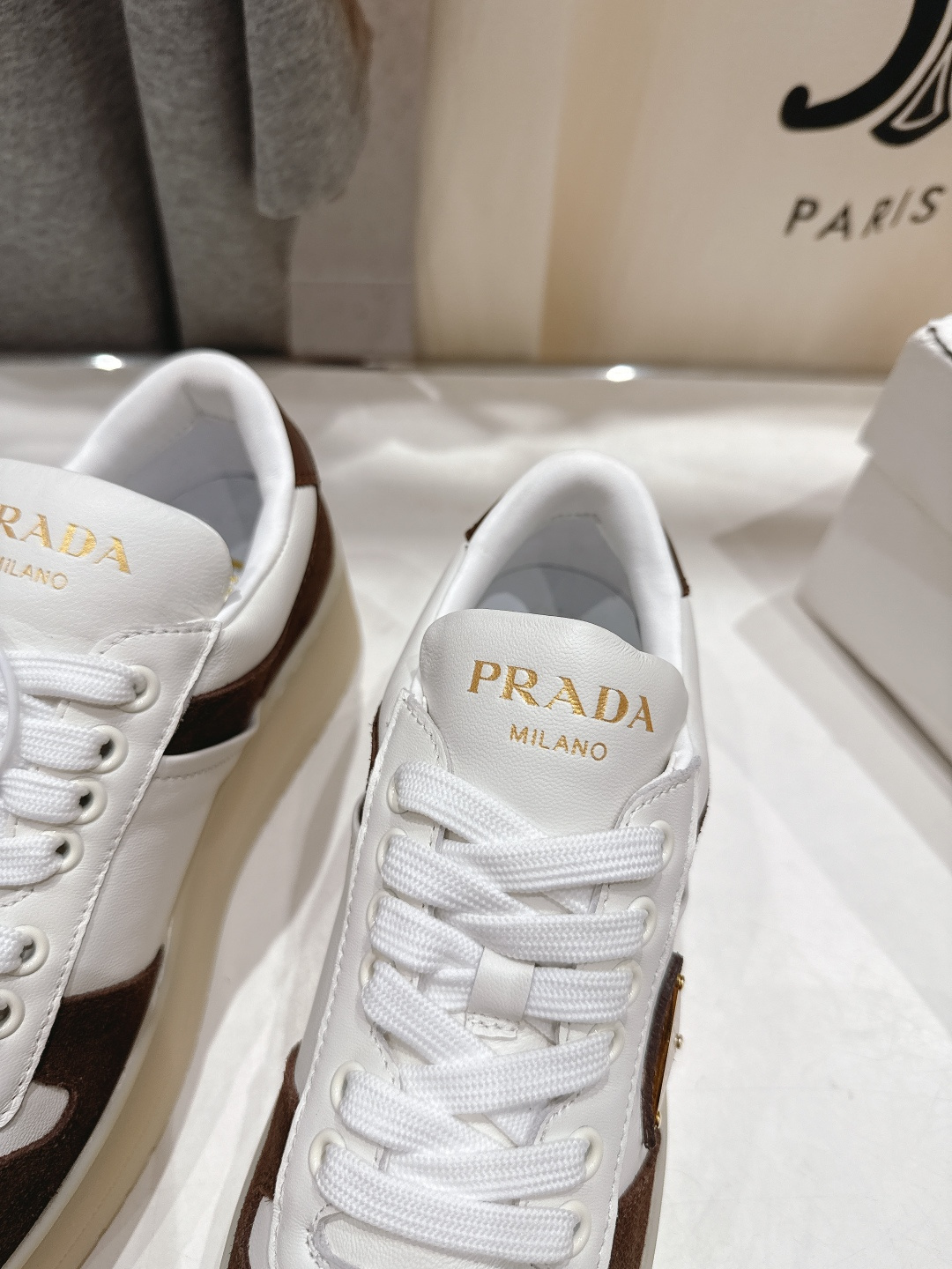 高版本出厂 prada/普拉达 F029 25ss新款系带厚底小白鞋休闲运动鞋这款运动鞋延续经久不衰的轮