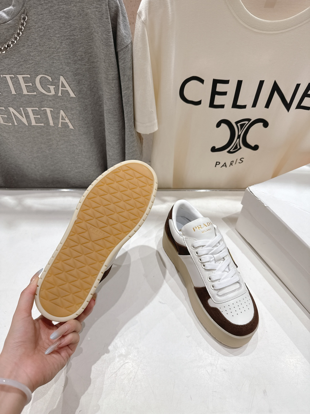 高版本出厂 prada/普拉达 F029 25ss新款系带厚底小白鞋休闲运动鞋这款运动鞋延续经久不衰的轮