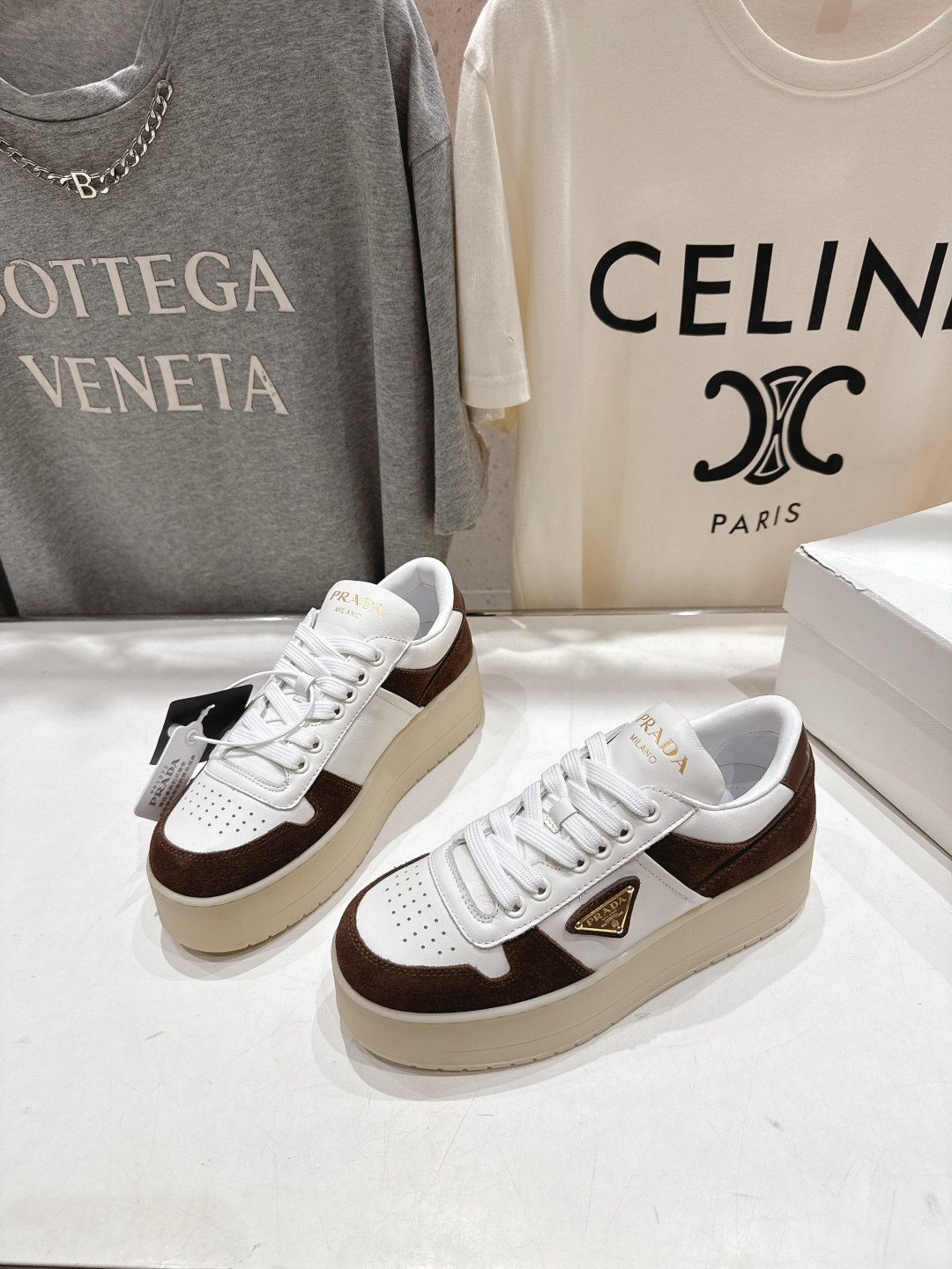 高版本出厂 prada/普拉达 F029 25ss新款系带厚底小白鞋休闲运动鞋这款运动鞋延续经久不衰的轮