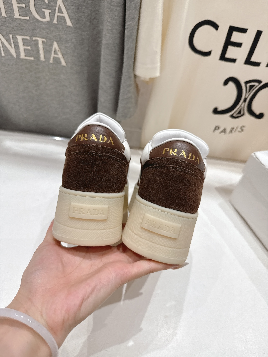 高版本出厂 prada/普拉达 F029 25ss新款系带厚底小白鞋休闲运动鞋这款运动鞋延续经久不衰的轮