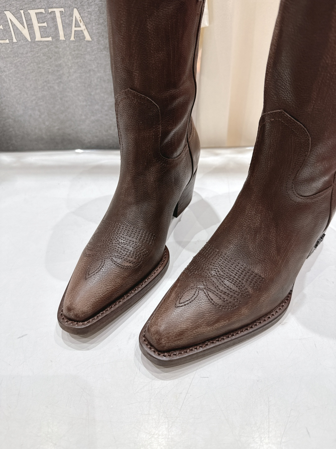 高版本出厂 皮面 MiuMiu/缪缪.F032 25ss新款·超大热走秀款·复古风西部牛仔靴机车靴中筒靴