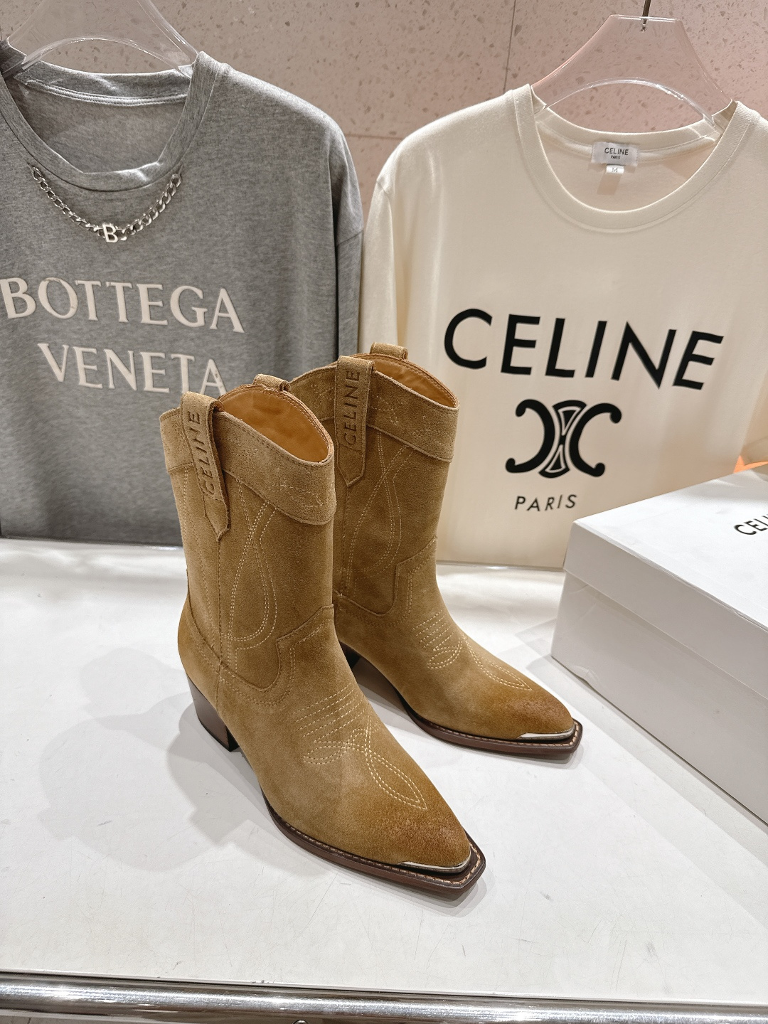 高版本出厂 Celine*赛琳F032 2025ss秋冬专柜新款英伦风复古高跟短靴骑士靴集现代、传统与酷