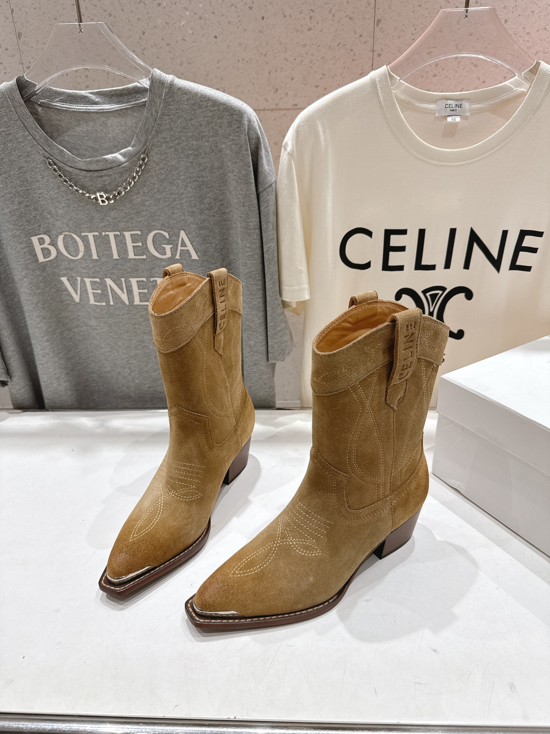 高版本出厂 Celine*赛琳F032 2025ss秋冬专柜新款英伦风复古高跟短靴骑士靴集现代、传统与酷