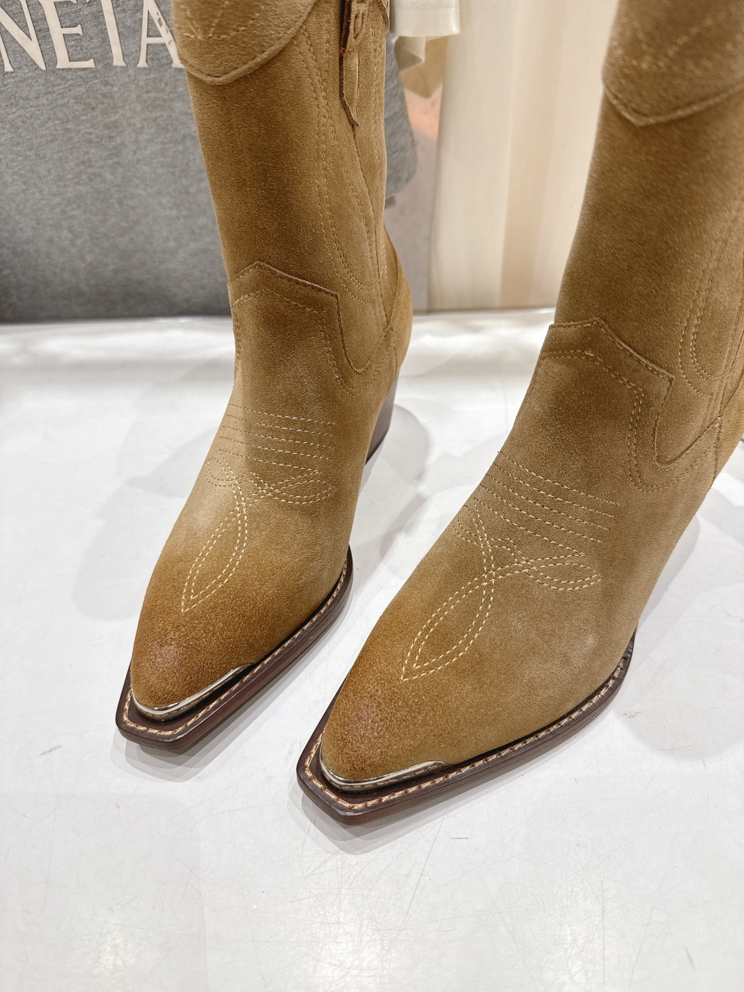 高版本出厂 Celine*赛琳F032 2025ss秋冬专柜新款英伦风复古高跟短靴骑士靴集现代、传统与酷