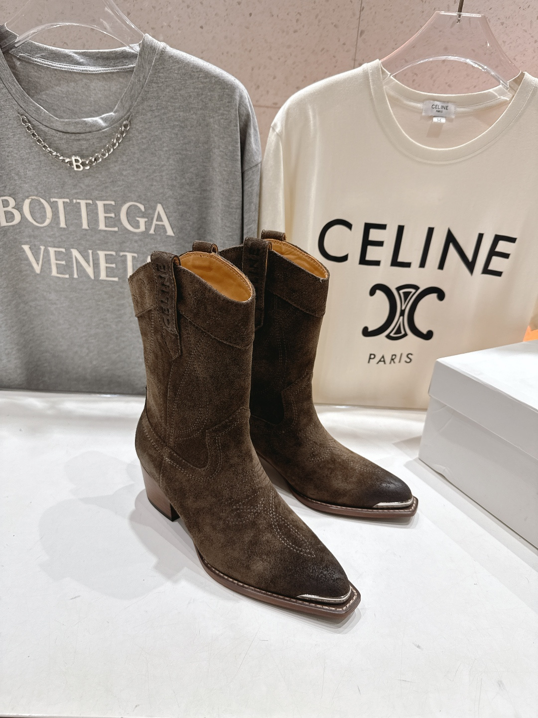 高版本出厂 Celine*赛琳F032 2025ss秋冬专柜新款英伦风复古高跟短靴骑士靴集现代、传统与酷