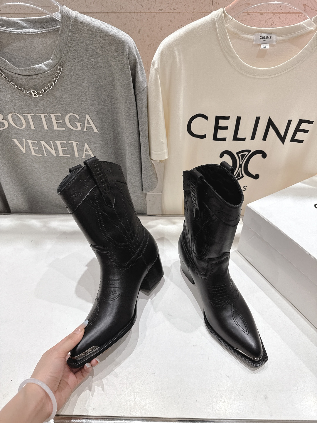 高版本出厂 皮面 Celine*赛琳F032 2025ss秋冬专柜新款英伦风复古高跟短靴骑士靴集现代、传