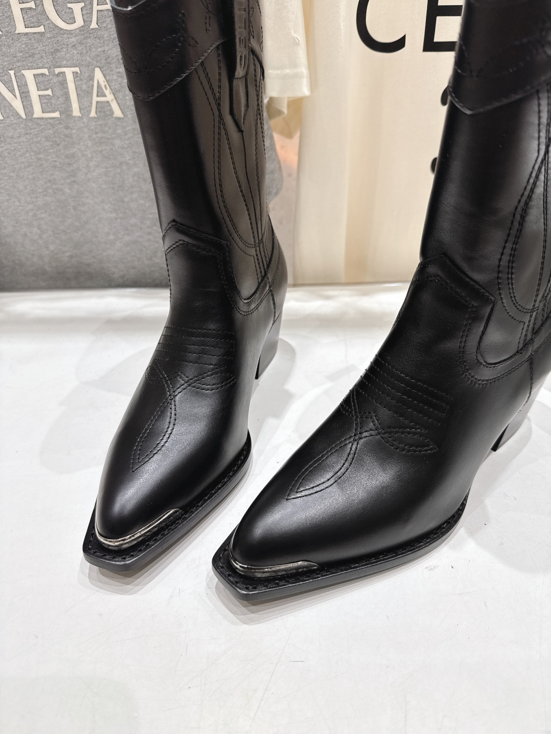 高版本出厂 皮面 Celine*赛琳F032 2025ss秋冬专柜新款英伦风复古高跟短靴骑士靴集现代、传