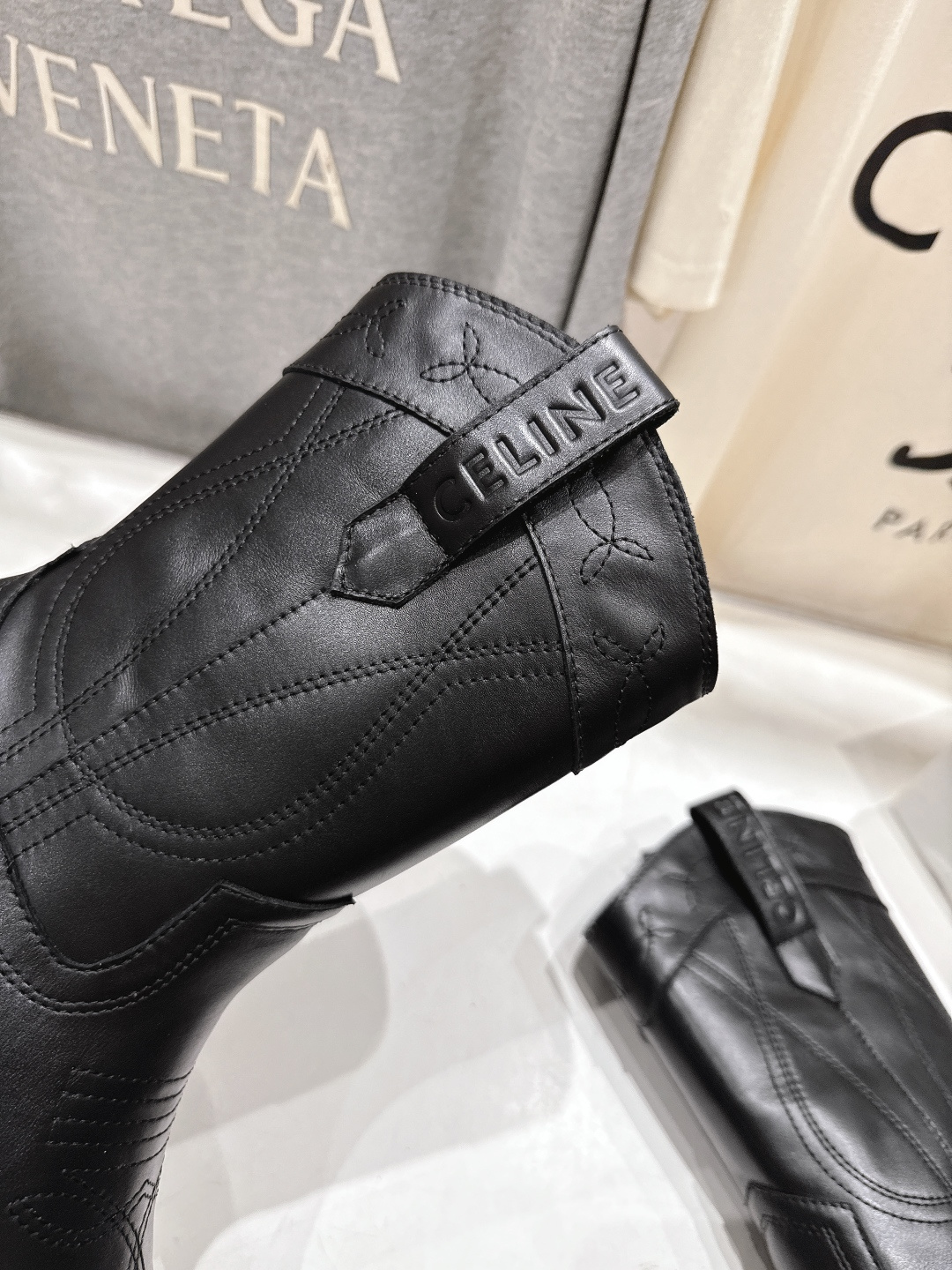 高版本出厂 皮面 Celine*赛琳F032 2025ss秋冬专柜新款英伦风复古高跟短靴骑士靴集现代、传