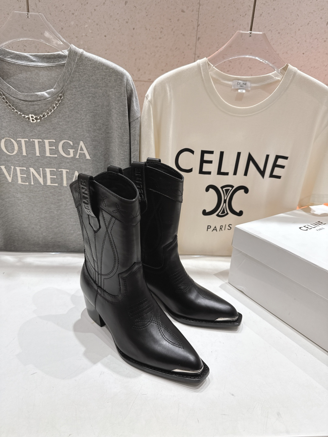 高版本出厂 皮面 Celine*赛琳F032 2025ss秋冬专柜新款英伦风复古高跟短靴骑士靴集现代、传