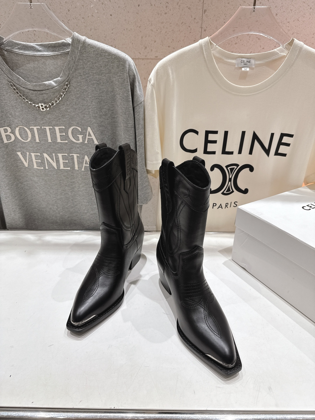 高版本出厂 皮面 Celine*赛琳F032 2025ss秋冬专柜新款英伦风复古高跟短靴骑士靴集现代、传