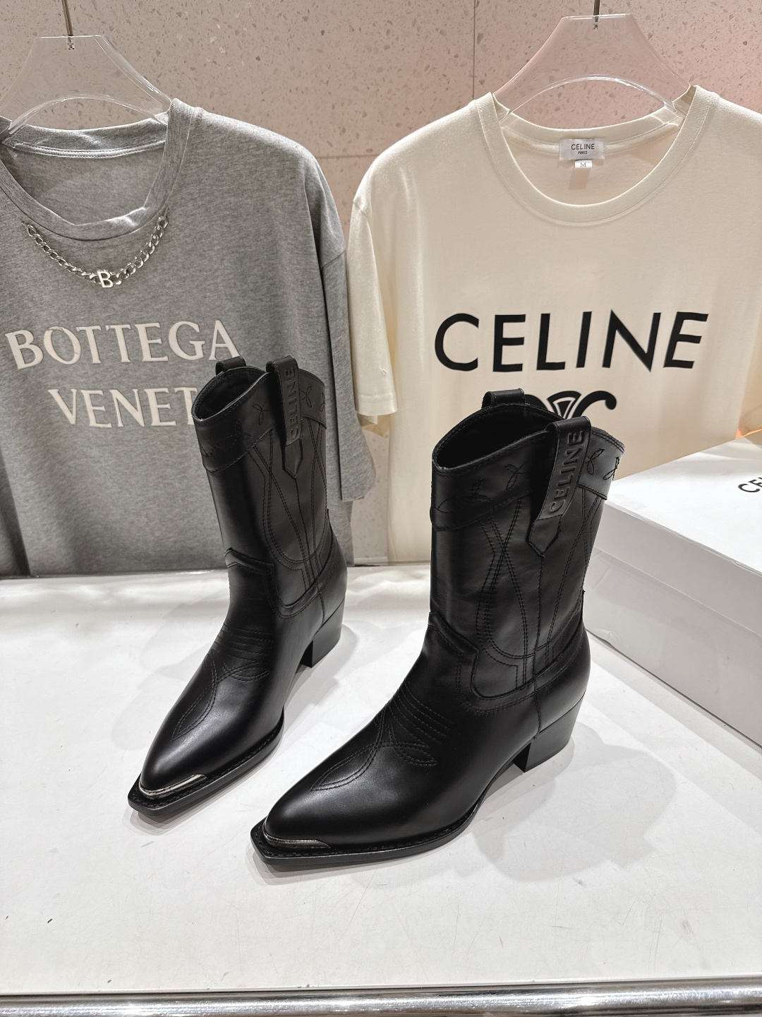 高版本出厂 皮面 Celine*赛琳F032 2025ss秋冬专柜新款英伦风复古高跟短靴骑士靴集现代、传
