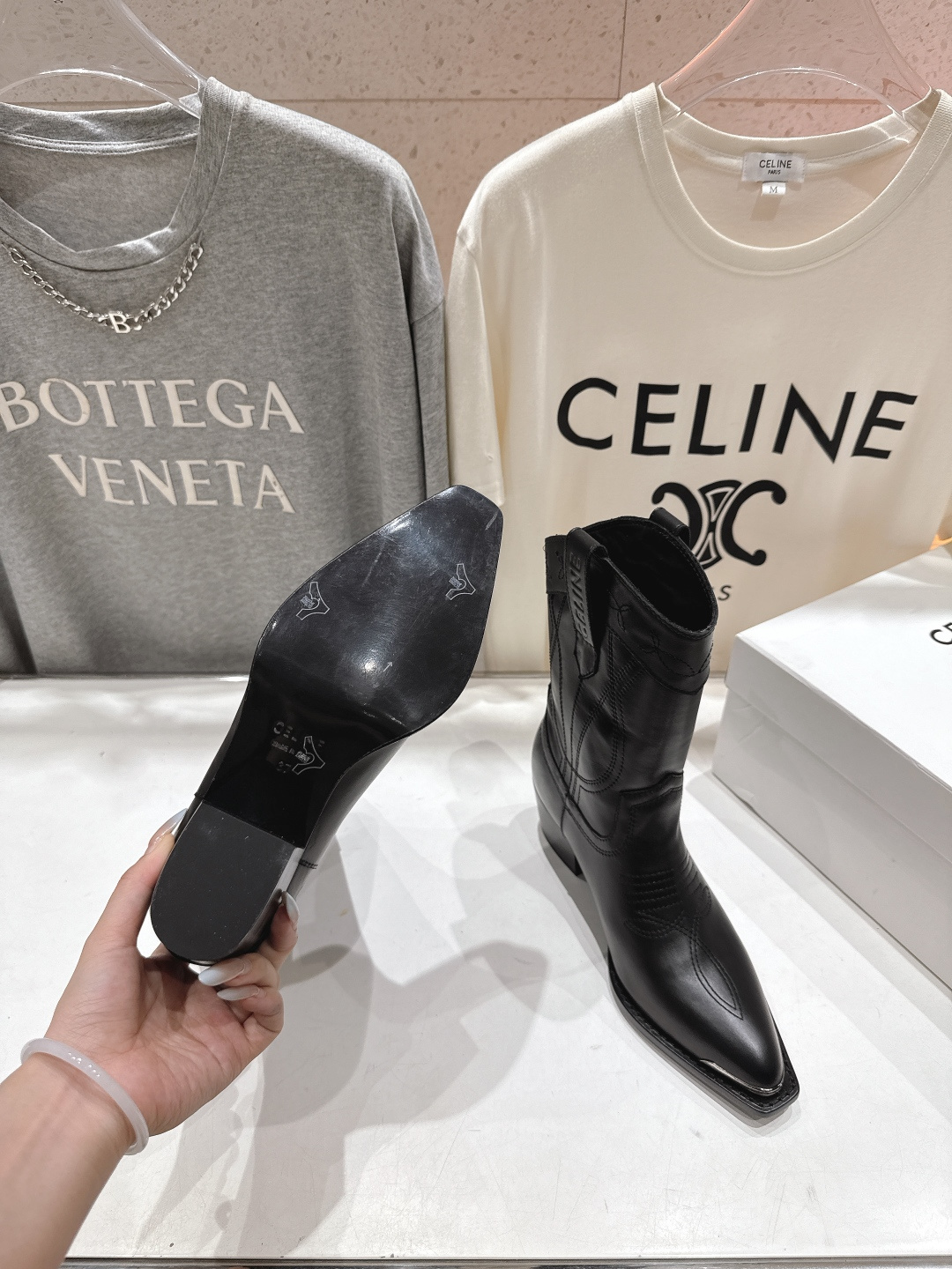高版本出厂 皮面 Celine*赛琳F032 2025ss秋冬专柜新款英伦风复古高跟短靴骑士靴集现代、传