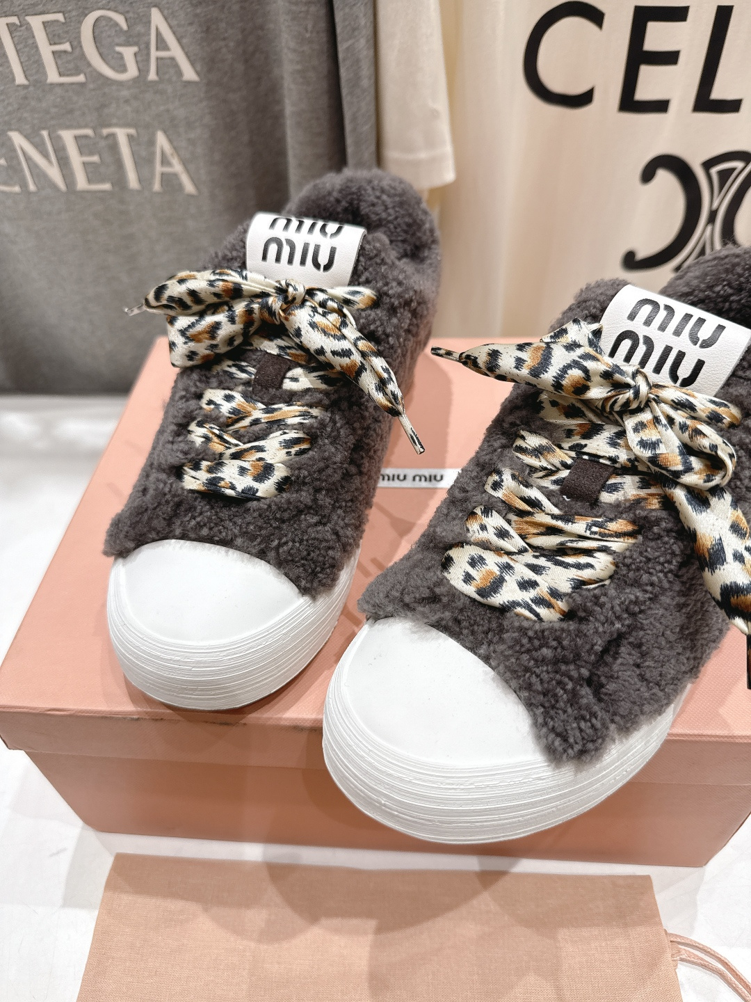 高版本出厂 MiuMiu/缪缪F032 2025ss秋冬新款系带厚底羊毛运动休闲鞋毛毛鞋这款系带运动休闲