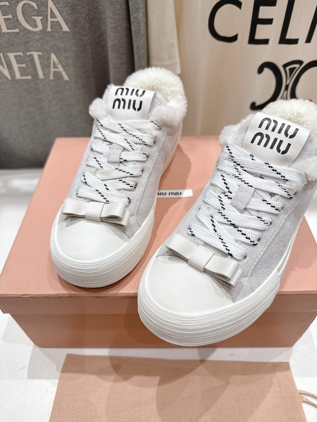 高版本出厂 毛里 MiuMiu/缪缪F032 2025ss秋冬新款系带厚底羊毛小白鞋运动休闲鞋毛毛鞋这款