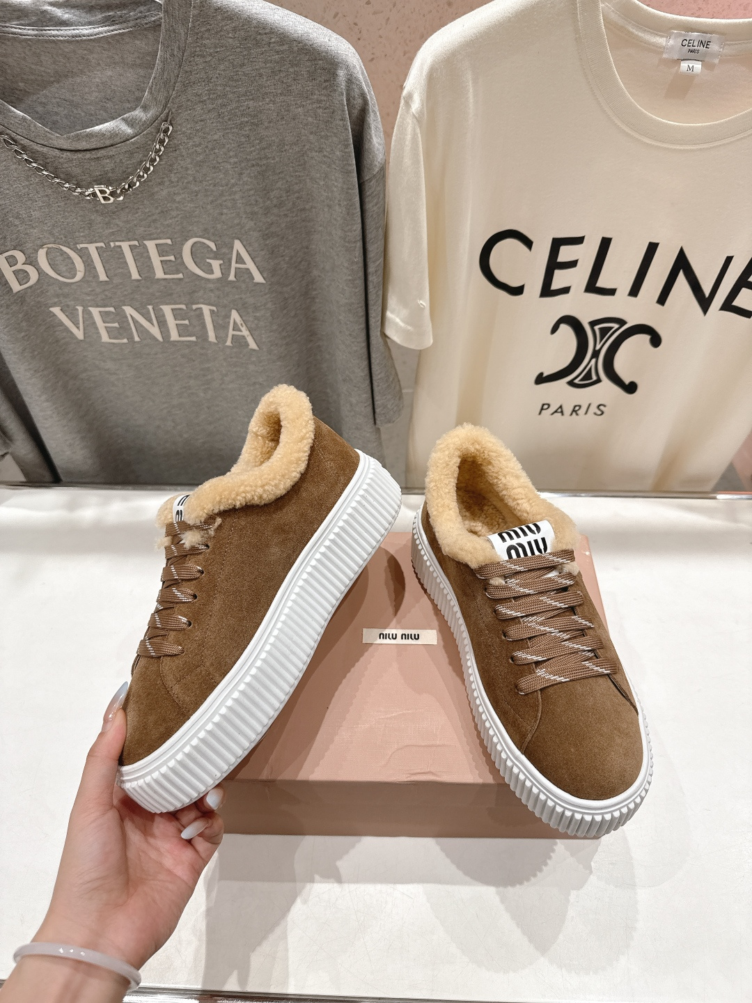 高版本出厂 MiuMiu/缪缪F015 2025ss秋冬新款系带厚底羊毛小白鞋运动休闲鞋毛毛鞋这款系带运