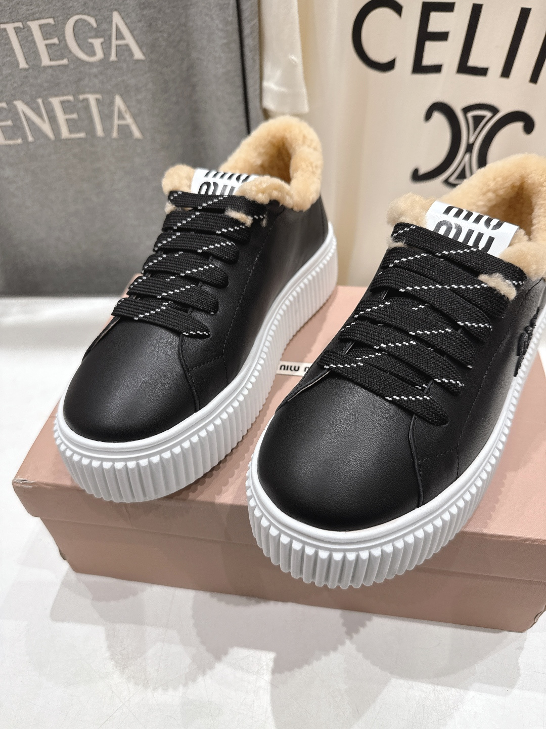 高版本出厂 MiuMiu/缪缪F015 2025ss秋冬新款系带厚底羊毛小白鞋运动休闲鞋毛毛鞋这款系带运