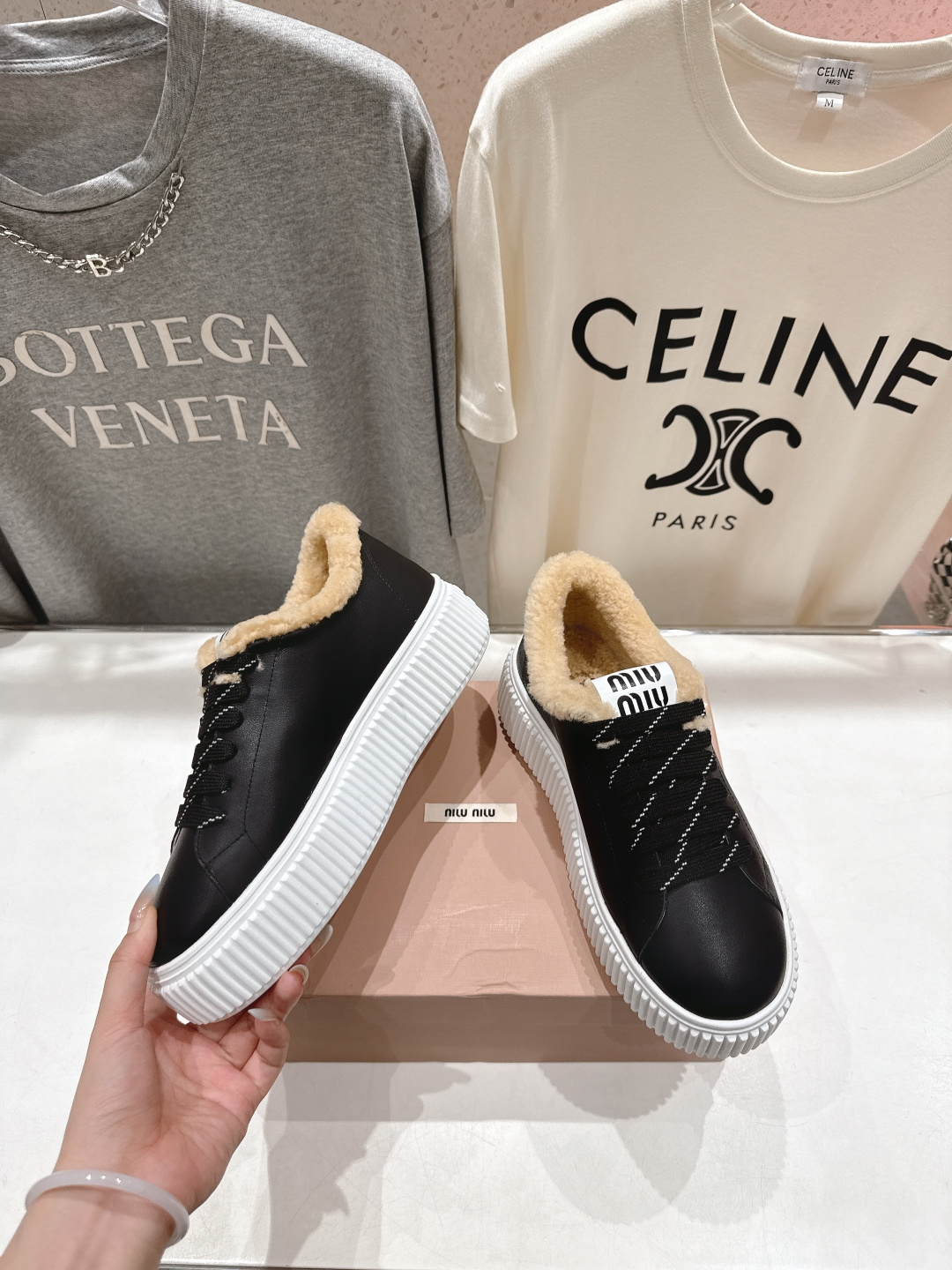 高版本出厂 MiuMiu/缪缪F015 2025ss秋冬新款系带厚底羊毛小白鞋运动休闲鞋毛毛鞋这款系带运