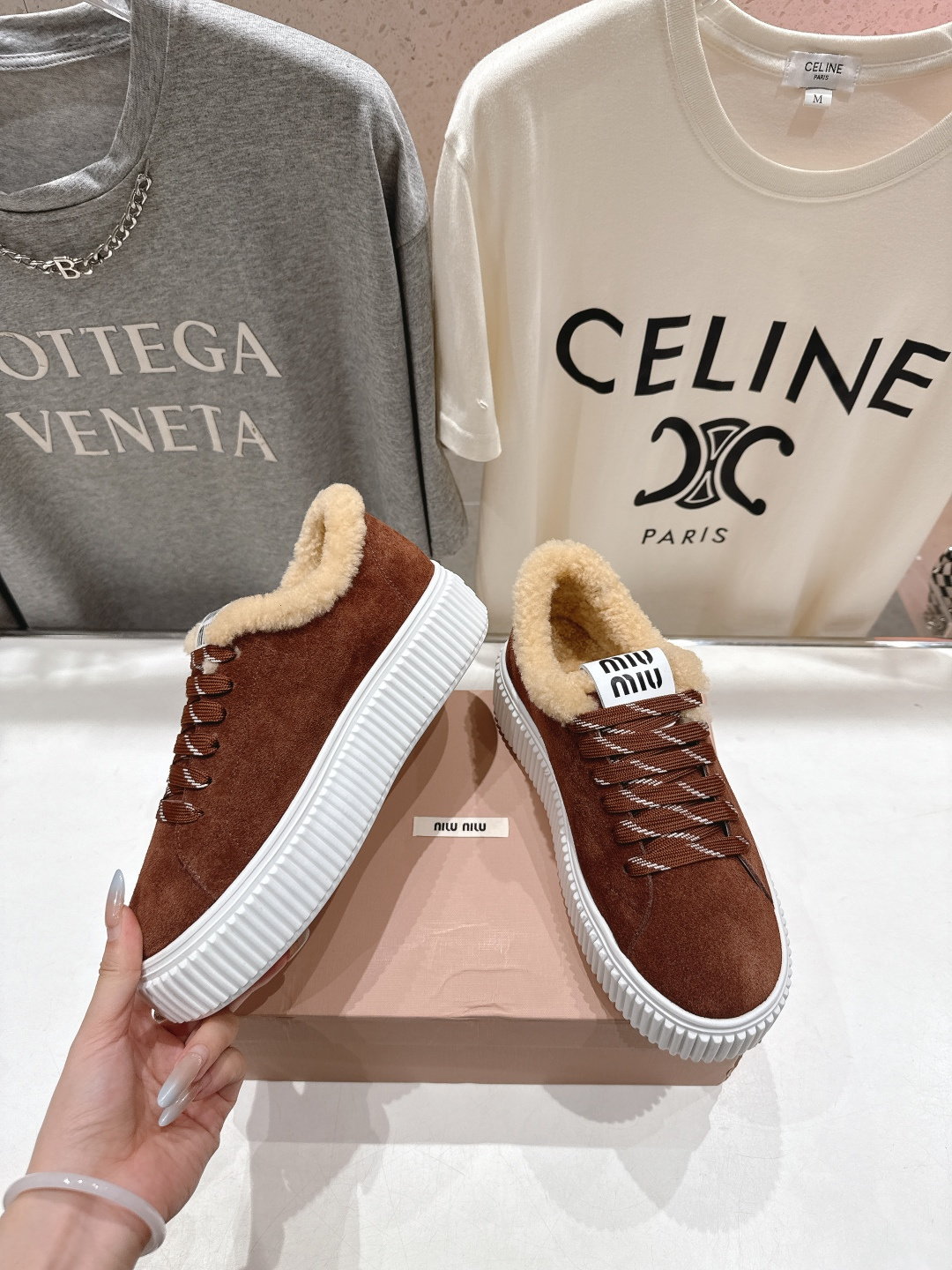 高版本出厂 MiuMiu/缪缪F015 2025ss秋冬新款系带厚底羊毛小白鞋运动休闲鞋毛毛鞋这款系带运