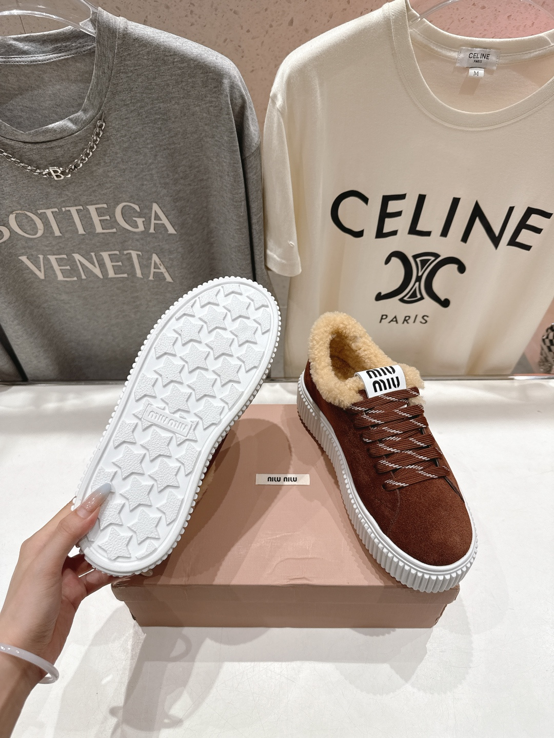 高版本出厂 MiuMiu/缪缪F015 2025ss秋冬新款系带厚底羊毛小白鞋运动休闲鞋毛毛鞋这款系带运