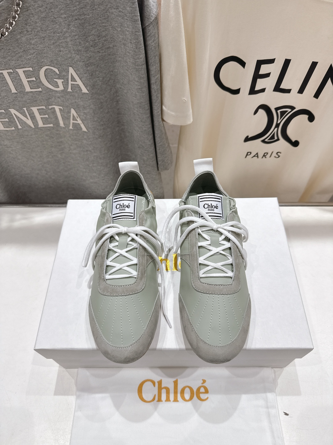 NO:577145,High version of Chloe F022 new arrival～Chloe 25ss brand new KICK white shoes series casual running shoes and sneakers. The design concept is derived from the combination of boxing boots and ballet shoes. Boxing and ballet are dynamic and feminine~ embodying pure sports elements and mixed charm. From soft pastel to sports+ plus retro 80s tones, it is completely suitable for every girl. It feels light and comfortable on the feet~ both fashionable and comfortable~ a must-have for sports experts  Fabric imported suede cowhide/original molded fabric Sole original molded rubber outsole Size35-40 (custom-made for 40 non-returnable), casual shoes/sports shoes, chloe, loewe, boots, sneakers, cowhide19860909高版本  Chloe 克洛伊F022 new arrival～蔻依25ss全新KICK小白鞋系列休闲跑步鞋运动鞋 设计理念源于拳击靴和芭蕾舞鞋的结合, 拳击和芭蕾 动感而柔美～体现了纯正的运动元素和混合的魅力.从柔和的粉彩到运动+加上复古的80年代色调,完全适合每一个女生 脚感轻盈舒适～兼具时尚与舒适～运动达人必入 面料进口反绒牛皮/原版开模布料 鞋底原版开模橡胶大底 Size35-40（40订做不退换）,休闲鞋/运动鞋,chloe,loewe,boots,sneakers,cowhide,Women's Shoes