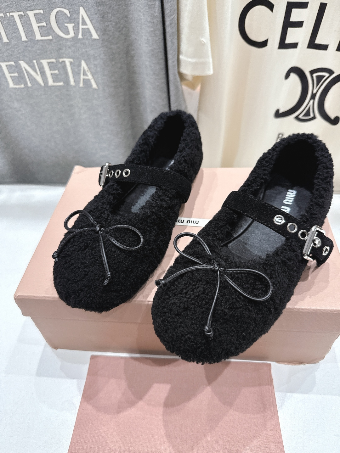 高版本出厂 MiuMiu/缪缪F033 2025ss新款法式仙女玛丽珍平底毛毛鞋这款芭蕾平底鞋亮相202