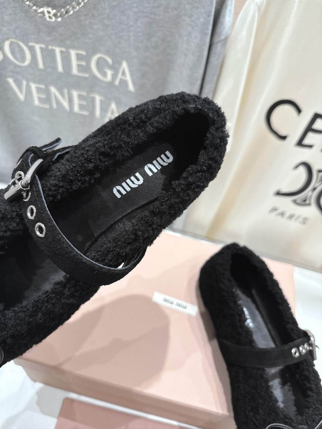 高版本出厂 MiuMiu/缪缪F033 2025ss新款法式仙女玛丽珍平底毛毛鞋这款芭蕾平底鞋亮相202