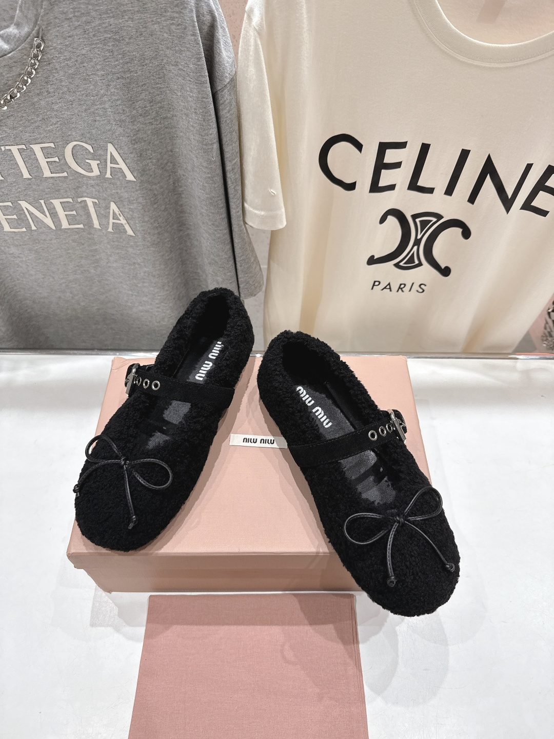 高版本出厂 MiuMiu/缪缪F033 2025ss新款法式仙女玛丽珍平底毛毛鞋这款芭蕾平底鞋亮相202