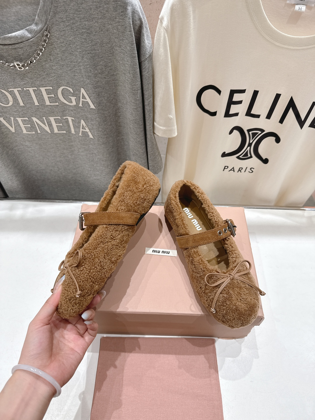 高版本出厂 MiuMiu/缪缪F033 2025ss新款法式仙女玛丽珍平底毛毛鞋这款芭蕾平底鞋亮相202