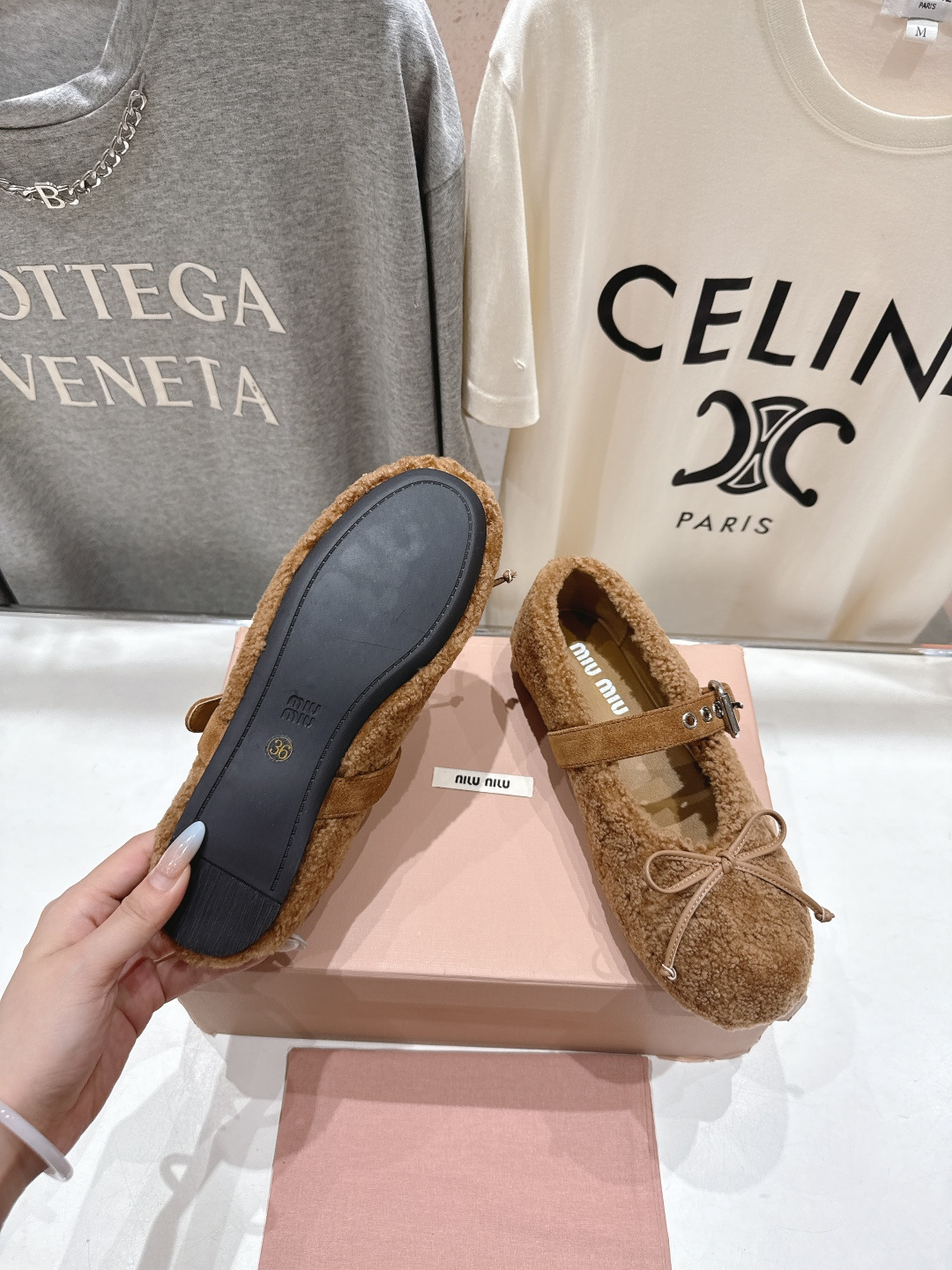 高版本出厂 MiuMiu/缪缪F033 2025ss新款法式仙女玛丽珍平底毛毛鞋这款芭蕾平底鞋亮相202