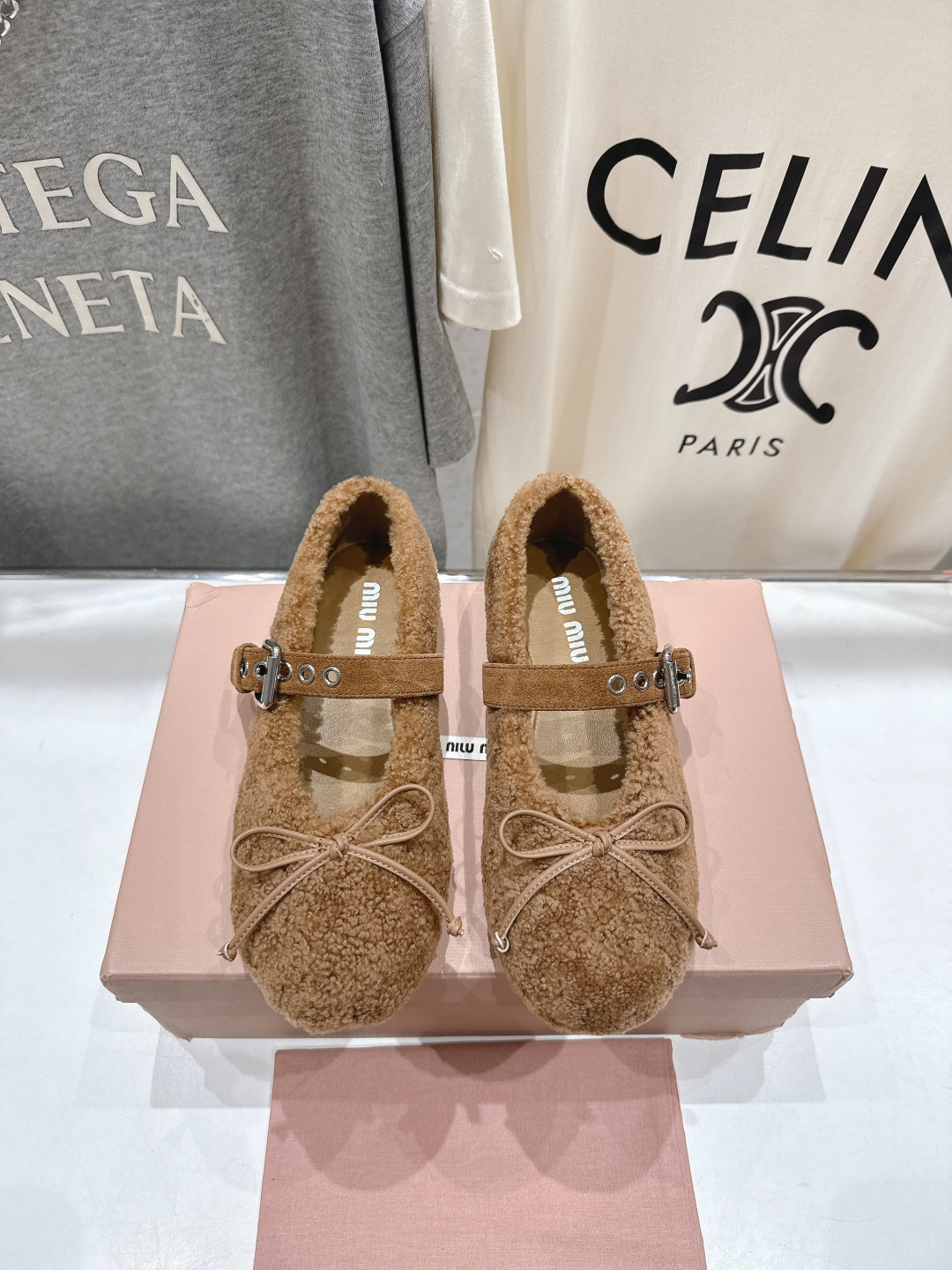 高版本出厂 MiuMiu/缪缪F033 2025ss新款法式仙女玛丽珍平底毛毛鞋这款芭蕾平底鞋亮相202