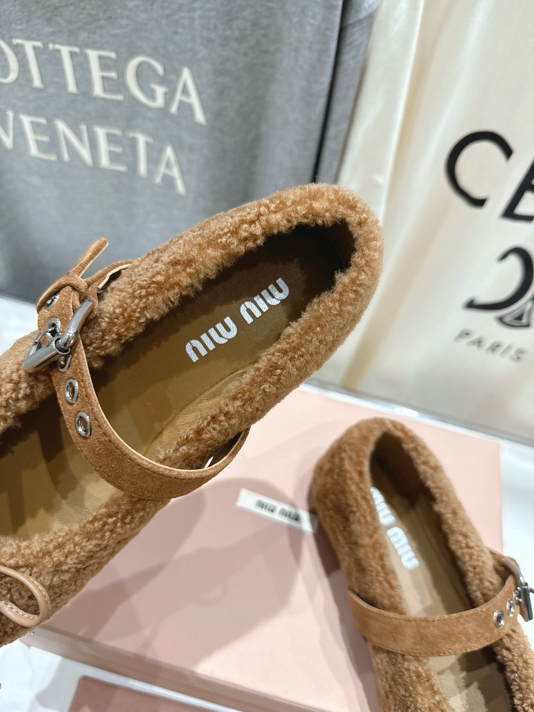 高版本出厂 MiuMiu/缪缪F033 2025ss新款法式仙女玛丽珍平底毛毛鞋这款芭蕾平底鞋亮相202