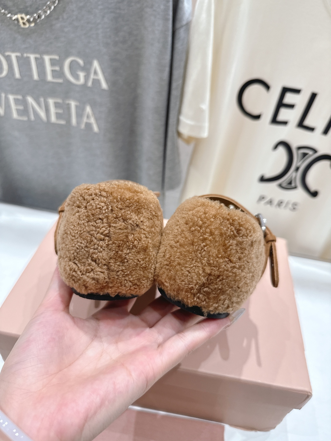 高版本出厂 MiuMiu/缪缪F033 2025ss新款法式仙女玛丽珍平底毛毛鞋这款芭蕾平底鞋亮相202