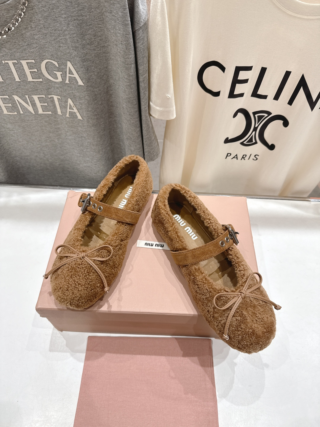 高版本出厂 MiuMiu/缪缪F033 2025ss新款法式仙女玛丽珍平底毛毛鞋这款芭蕾平底鞋亮相202