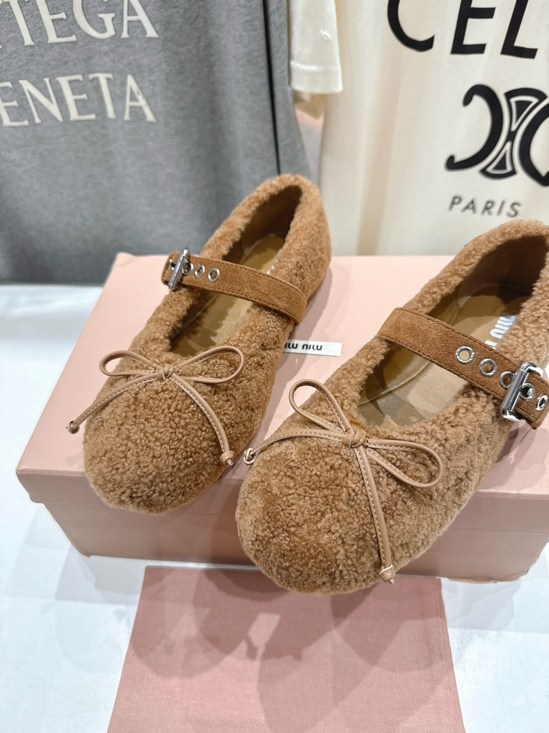 高版本出厂 MiuMiu/缪缪F033 2025ss新款法式仙女玛丽珍平底毛毛鞋这款芭蕾平底鞋亮相202