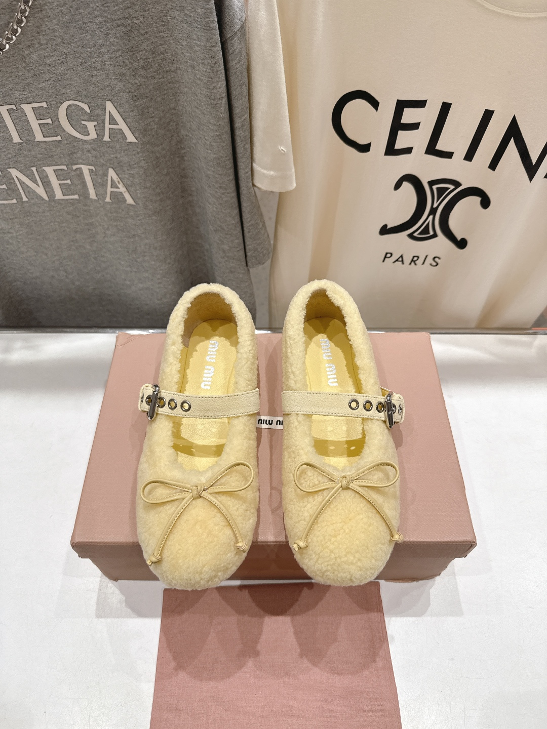 高版本出厂 MiuMiu/缪缪F033 2025ss新款法式仙女玛丽珍平底毛毛鞋这款芭蕾平底鞋亮相202