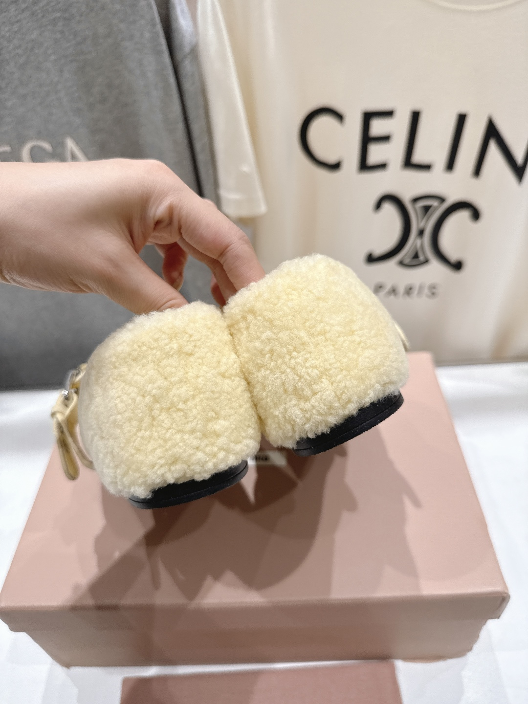 高版本出厂 MiuMiu/缪缪F033 2025ss新款法式仙女玛丽珍平底毛毛鞋这款芭蕾平底鞋亮相202